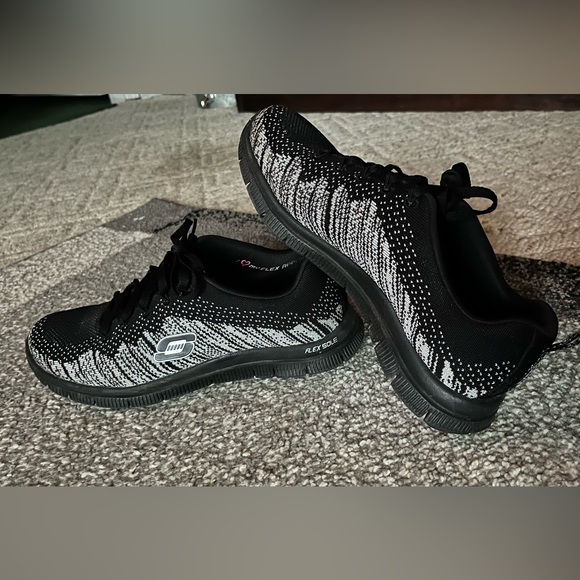 Skechers with memory foam - Picture 1 of 5